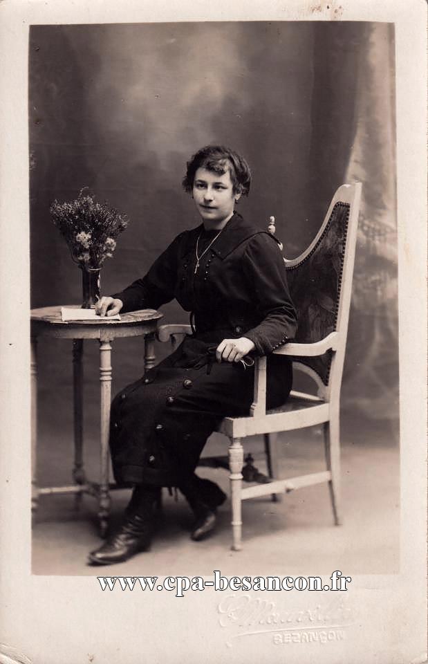 BESANÇON - Jeune femme assise